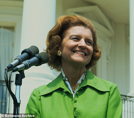Silne: Betty jest tak dobrze znana ze swoich ról rzeczniczych w Białym Domu, jak wtedy, gdy jej mąż opuścił prezydenturę, zakładając Betty Ford Center for Addiction and Substance Abuse Issues, widziane w 1974 roku