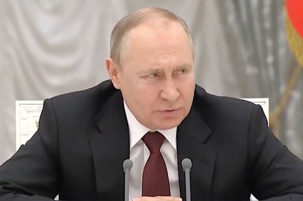 Putin przemawia podczas spotkania.