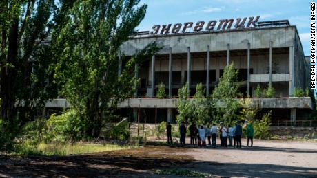 Turyści są oprowadzani po opuszczonym mieście Prypeć, w Strefie Wykluczenia Czarnobyla w 2019 roku. 