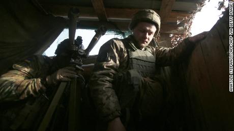 Ukraiński żołnierz patrzy przez lornetkę na linii frontu z separatystami wspieranymi przez Rosję, niedaleko Nowołoganska, w obwodzie donieckim, 17 lutego 2022 r. 