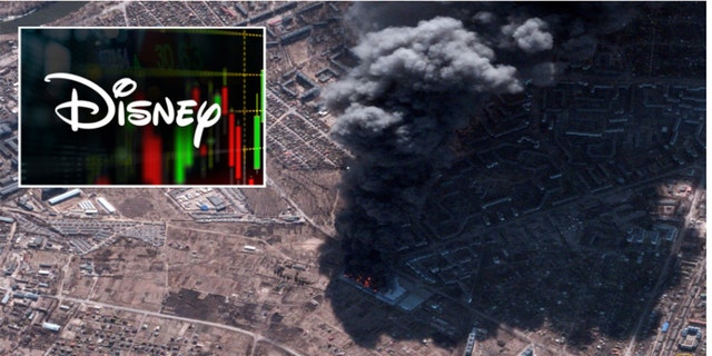 Zdjęcie satelitarne przedstawiające pożar magazynu i zniszczone pola w Czernihowie na Ukrainie, 28 lutego 2022 r. Wstawka: logo Disneya. 