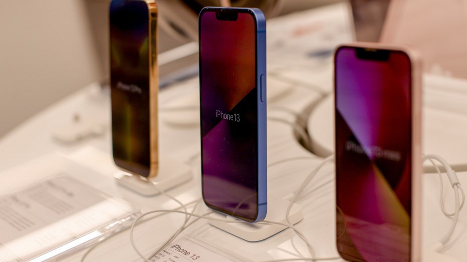 Najnowsze modele iPhone'a są prezentowane w sklepie w Moskwie 5 marca 2022 r. Apple ogłosiło, że zaprzestało sprzedaży wszystkich swoich produktów w Rosji.  (Zdjęcie: Agencja Sefa Karacan/Anadolu za pośrednictwem Getty Images)