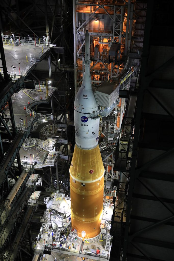 Rakieta VAB Artemis I Space Launch System i statek kosmiczny Orion