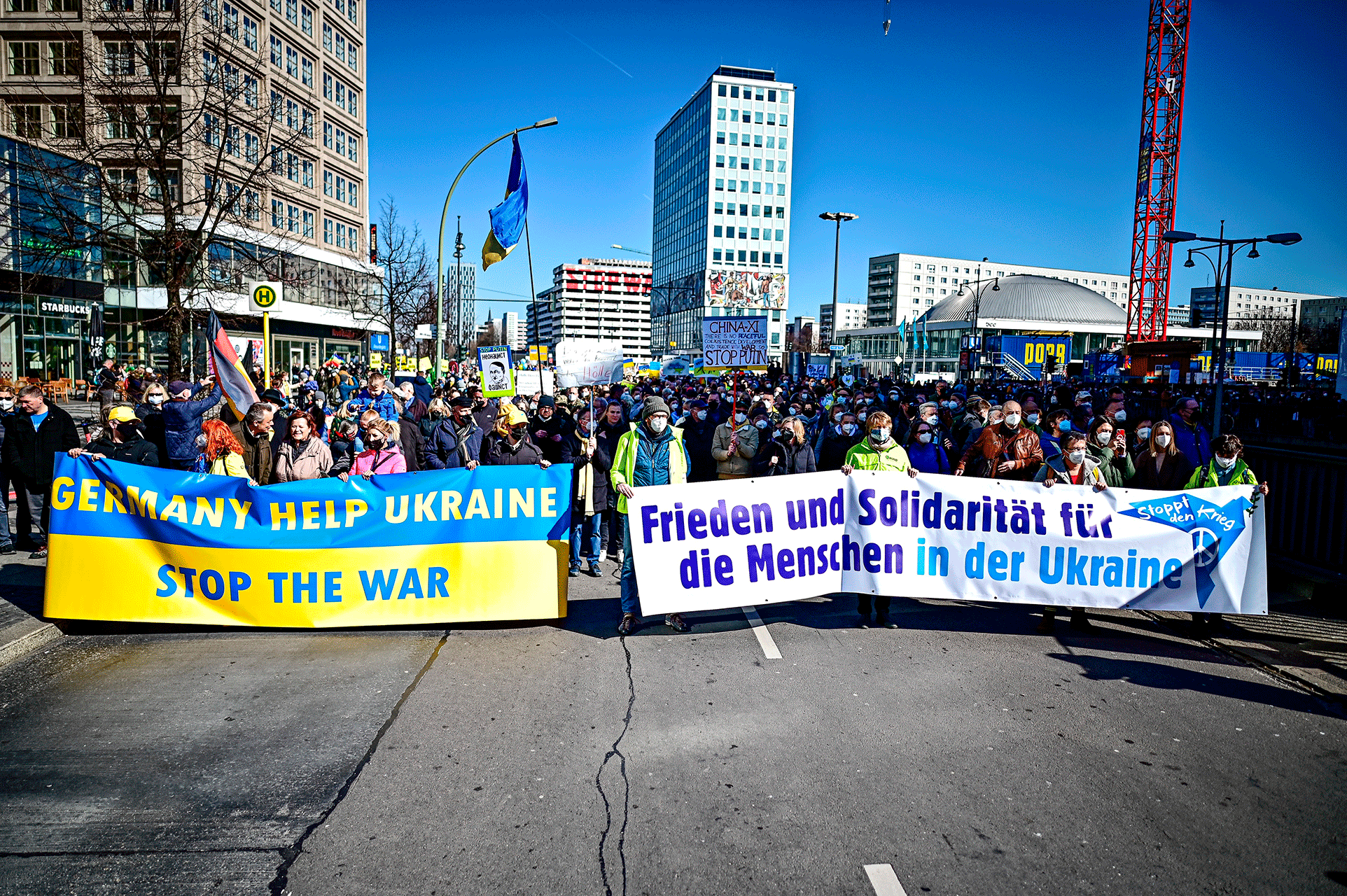ludzie uczestniczą w "Zakończyć wojnę!  Pokój i solidarność dla narodu Ukrainy" Demonstracja w Berlinie, Niemcy, niedziela, 13 marca 2022 r.