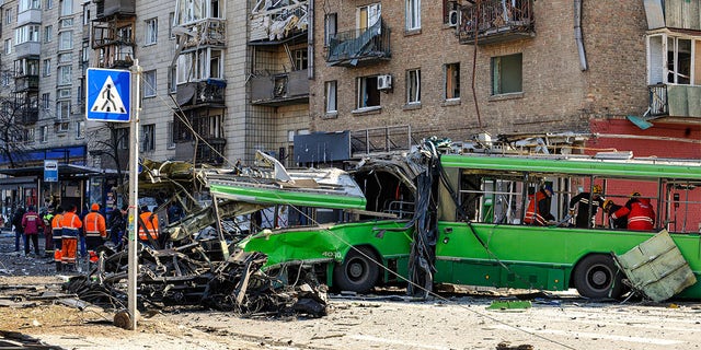 Trolejbus został uszkodzony przez wystrzelenie rakiety przez armię rosyjską w Kijowie.