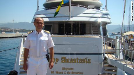 Przed próbą zatopienia Lady Anastazji w proteście przeciwko wojnie Rosji z Ukrainą, Taras Ostapczuk przez dziesięć lat pracował jako inżynier jachtu.  To zdjęcie zostało zrobione w 2013 roku na Korsyce na Morzu Śródziemnym.