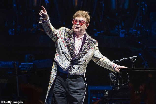 Rocket Man: Trasa Eltona pojawi się w Wielkiej Brytanii w czerwcu, po jego północnoamerykańskiej części trasy Farewell Yellow Brick Road, gdzie, jak przyznaje, jest w trasie. 