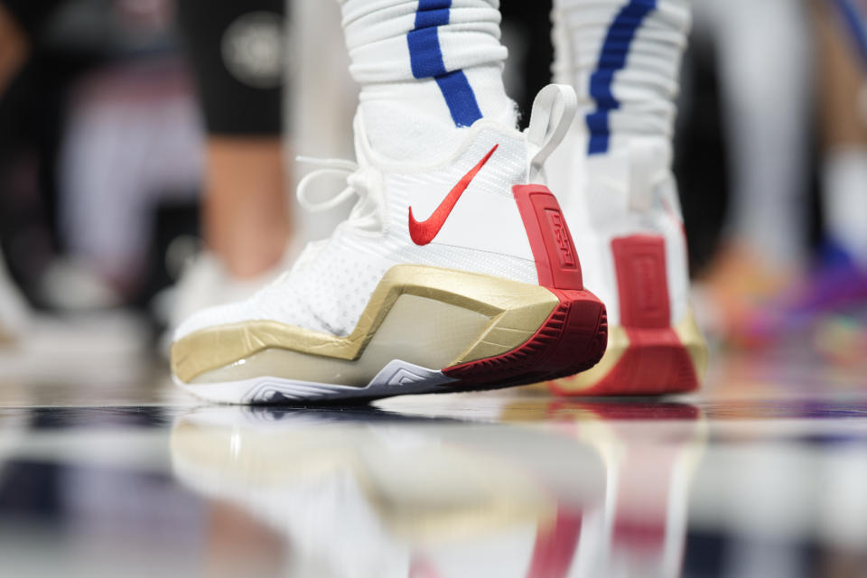 Buty do koszykówki Nike noszone przez Los Angeles Clippers ochraniają Erica Bledsoe (12) podczas drugiej połowy meczu koszykówki NBA w środę, 19 stycznia 2022 r. w Denver.  Nuggets wygrał 130-128 w dogrywce.  (AP Photo/David Zalubowski)
