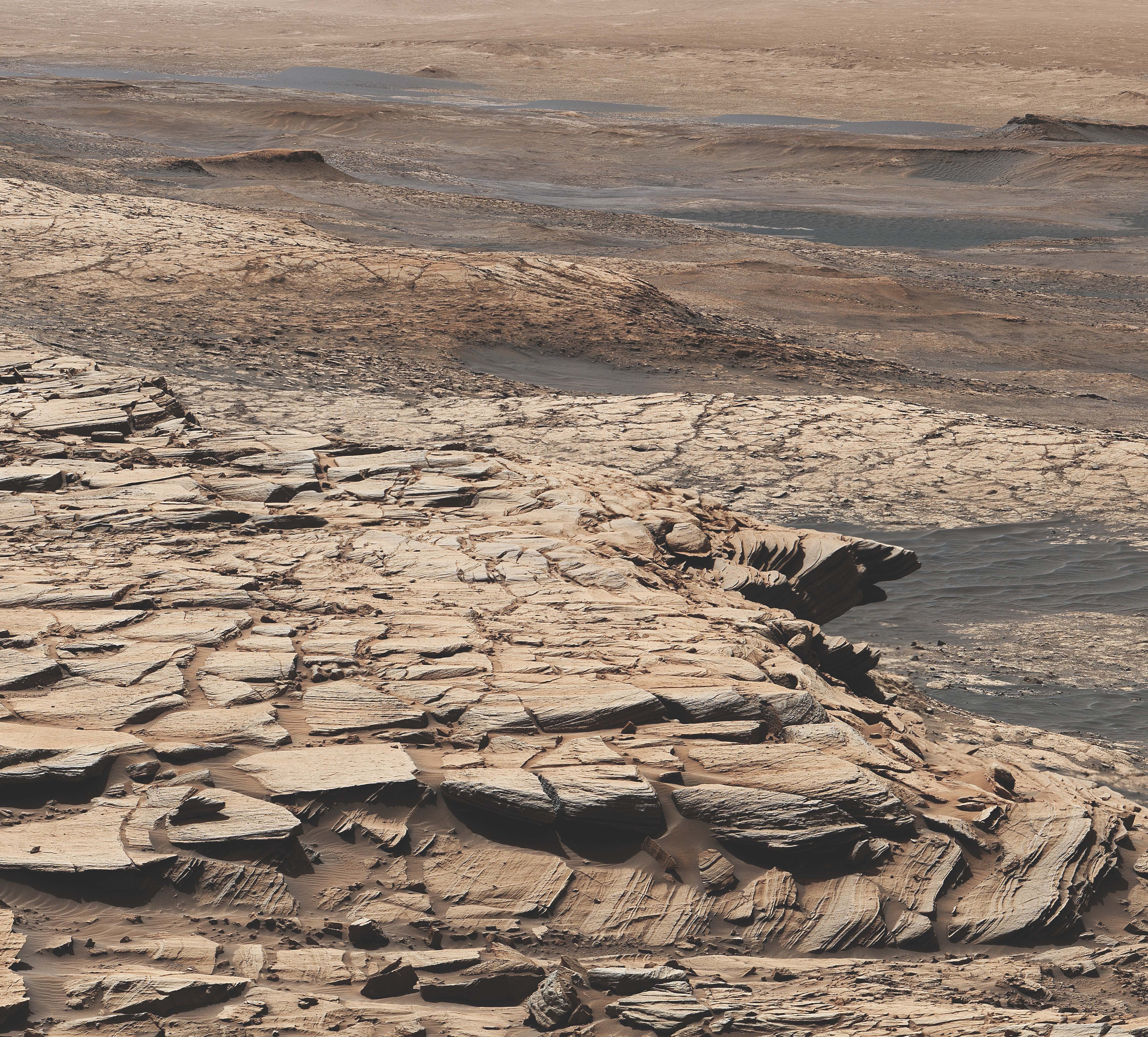 Ta mozaika została wykonana ze zdjęć wykonanych przez kamerę MAST na pokładzie statku kosmicznego NASA Curiosity w dniu Marsa 2729, czyli w pierwszym dniu misji.  Krajobraz przedstawia formację piaskowca Stimson w kraterze Gale.  W tym ogólnym miejscu Curiosity wywiercił otwór w Edynburgu, którego próbkę wzbogacono węglem 12.