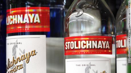 Butelki wódki Stolichnaya widoczne na wystawie w 2020 roku. Wódka, która była najbardziej znana z tego, że była sprzedawana jako rosyjska, będzie teraz sprzedawana i sprzedawana jako Stoli, podała firma w oświadczeniu.