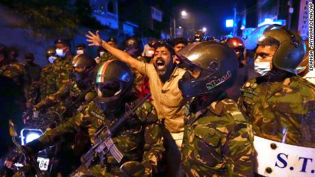 Protestujący przed prywatną rezydencją prezydenta w Kolombo na Sri Lance, 31 marca.