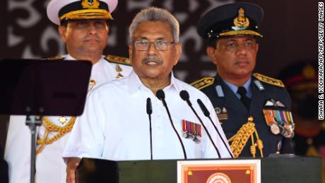 Prezydent Sri Lanki Gotabaya Rajapaksa (w środku) przemawia do narodu w Kolombo 4 lutego.