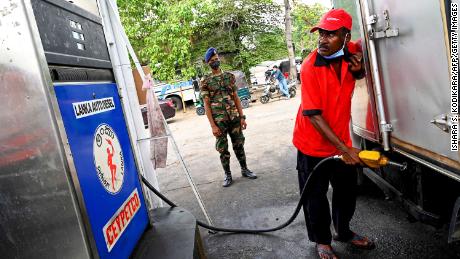 Sri Lanka wysyła żołnierzy na stacje benzynowe w obliczu pogłębiającego się kryzysu gospodarczego