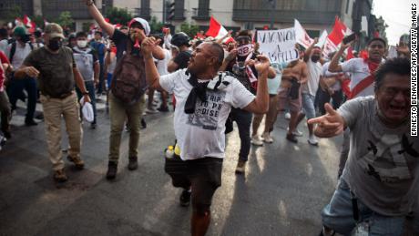 Demonstranci protestują przeciwko rządowi prezydenta Peru Pedro Castillo w Limie we wtorek. 