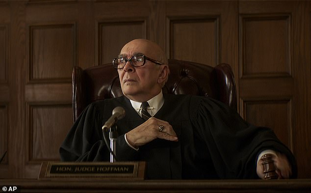 Zdjęcia Angeli jako sędziego Juliusa Hoffmanna w rozprawie Chicago 7 w 2020 r.