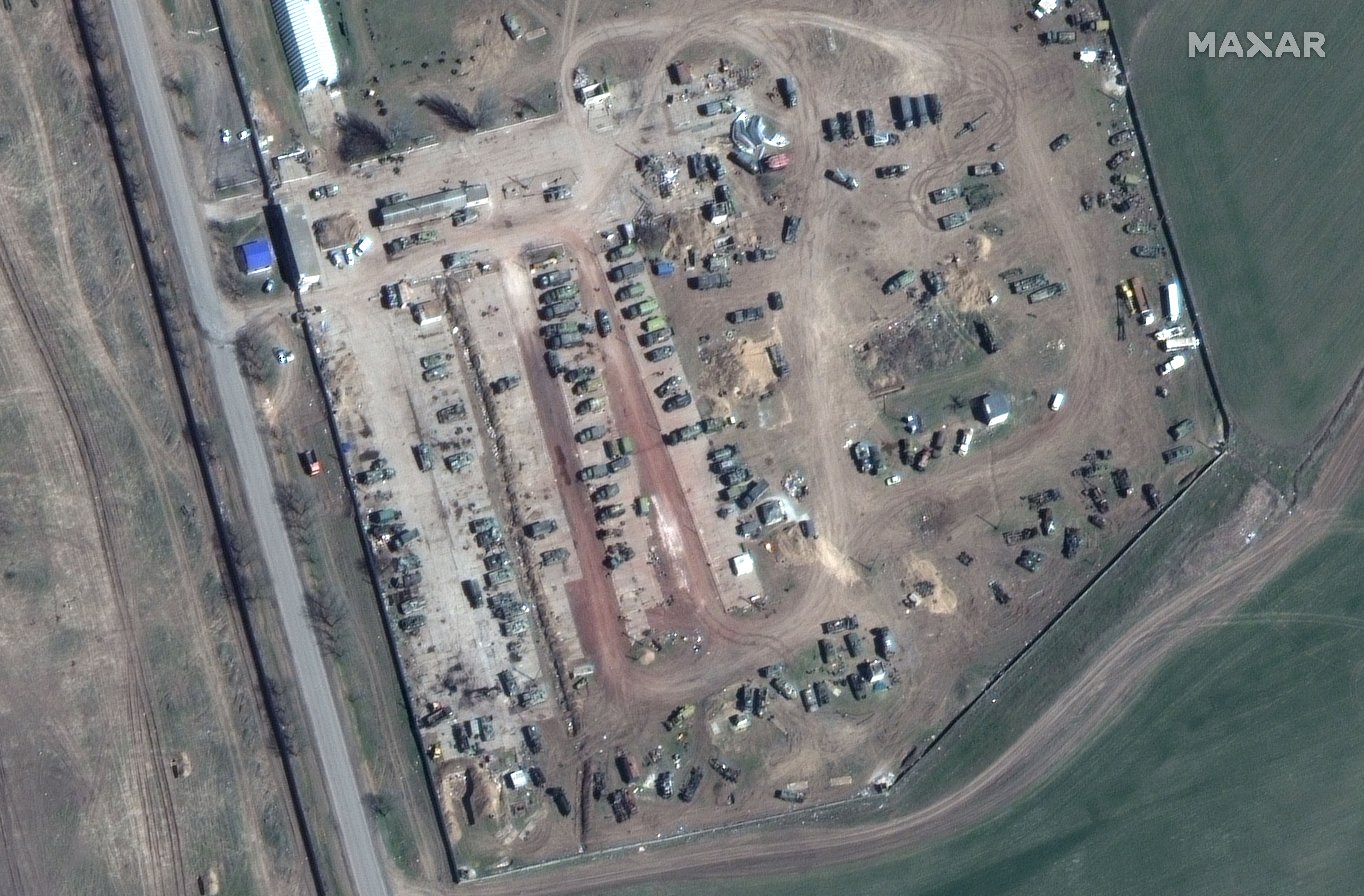 Zdjęcie przedstawiające rosyjski obszar konserwacji uzbrojenia i sprzętu w pobliżu lotniska w Chersoniu na Ukrainie, wykonane 12 kwietnia.