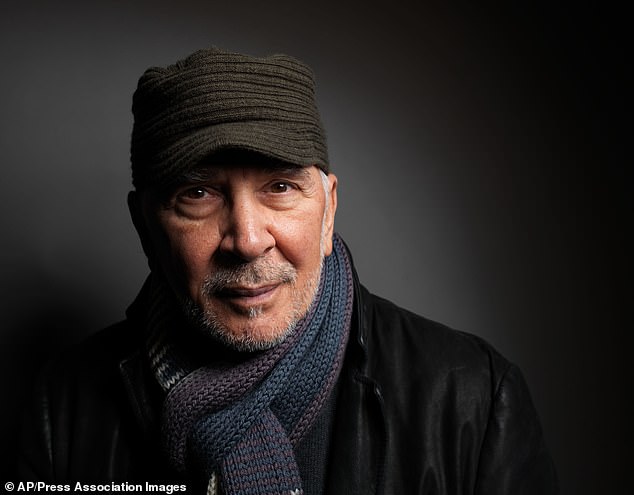 Najnowsze: 84-letni aktor Frank Langella jest w centrum śledztwa w sprawie molestowania seksualnego w sprawie jego rzekomego zachowania na planie limitowanego serialu Netflix Upadek domu Usherów.  Aktor został sfotografowany w 2012 roku na festiwalu filmowym Sundance w Park City w stanie Utah