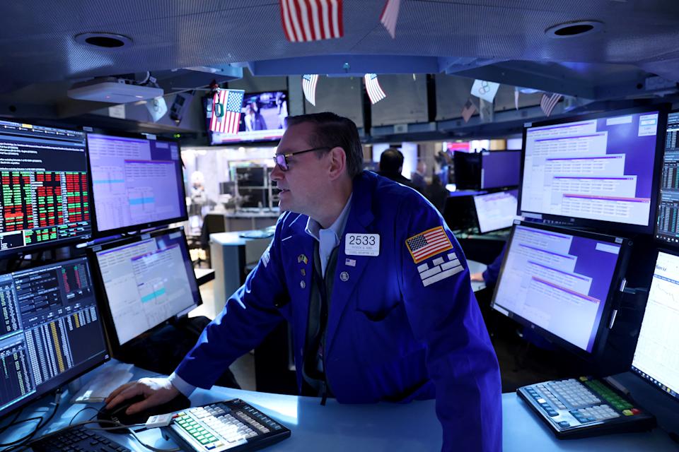 Trader pracuje na parkiecie giełdy nowojorskiej (NYSE) na Manhattanie w Nowym Jorku, USA, 11 kwietnia 2022 r. REUTERS / Andrew Kelly
