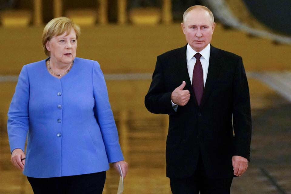 Prezydent Rosji Władimir Putin i kanclerz Niemiec Angela Merkel wchodzą do sali podczas konferencji prasowej po rozmowach na Kremlu w Moskwie, 20 sierpnia 2021 r. Alexander Zemlianchenko/Paul via Reuters