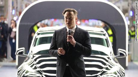 Dyrektor generalny Tesli, Elon Musk, przemawia podczas oficjalnego otwarcia nowej fabryki pojazdów elektrycznych Tesli 22 marca 2022 r. w pobliżu Gruenheide w Niemczech. 