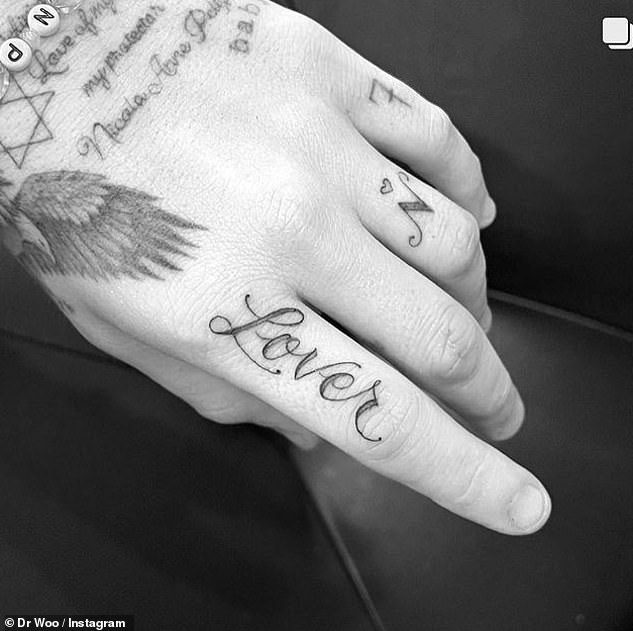 Nowe tatuaże: syn Davida i Victorii Beckhamów zrobił kolejny tatuaż w grudniu, decydując się na nałożenie atramentu na palec wskazujący 