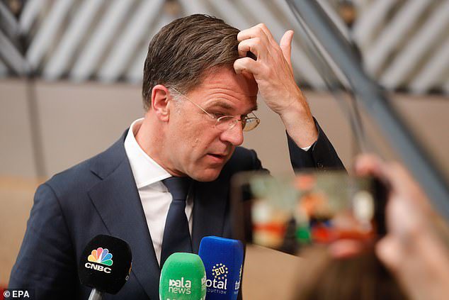 Premier Holandii Mark Rutte przybywa pierwszego dnia Specjalnego Szczytu Europejskiego w sprawie Ukrainy na Radzie Europejskiej w Brukseli, Belgia, 30 maja 2022 r.