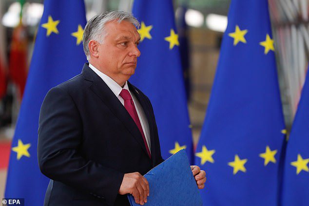 Przywódcy Unii Europejskiej zebrali się w poniedziałek w Brukseli w nadziei na przekonanie węgierskiego premiera Viktora Orbana (na zdjęciu w Brukseli w poniedziałek) do zaakceptowania złagodzonego embarga na ropę naftową na Rosję w ramach szóstego pakietu sankcji wobec Moskwy, który Budapeszt wstrzymał.