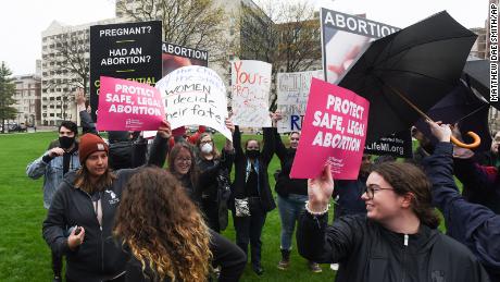 Co może oznaczać obalenie Roe v. Wade przez dziesięciolecia uporczywych zakazów aborcji w księgach?