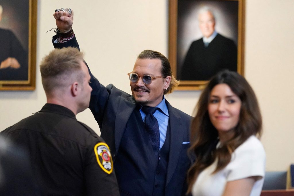 Depp wymachuje pięścią w sali sądowej 27 maja.