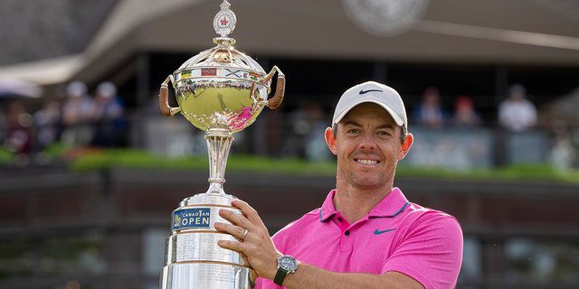 Rory McIlroy podnosi trofeum po wygraniu Canadian Open w Toronto w niedzielę 12 czerwca 2022 roku.