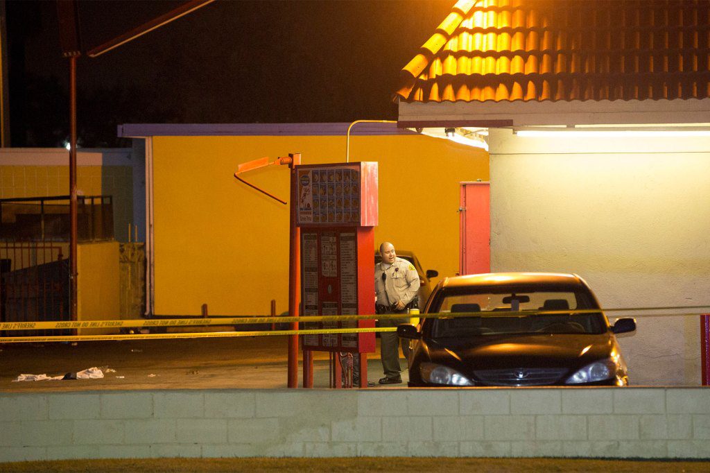 Funkcjonariusz biura szeryfa hrabstwa Los Angeles sprawdza miejsce wypadku na parkingu w Compton w Kalifornii, czwartek, 29 stycznia 2015 r. 