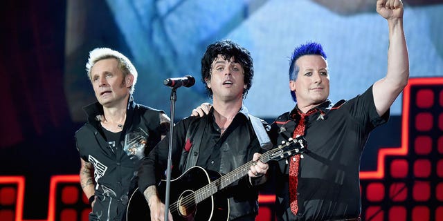 Członkowie Green Day: Mike Dirnt (po lewej), Billie Joe Armstrong (centrum) i Tre Cool.
