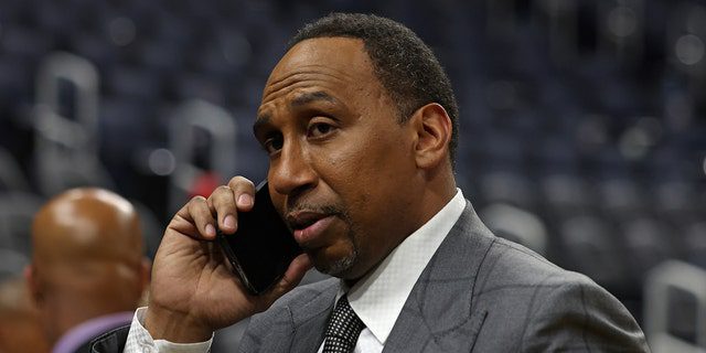 Mówi Stephen A.  Smith z ESPN na telefonie podczas drugiego meczu finałów NBA 2022 pomiędzy Boston Celtics i Golden State Warriors 5 czerwca 2022 w Chase Center w San Francisco w Kalifornii.
