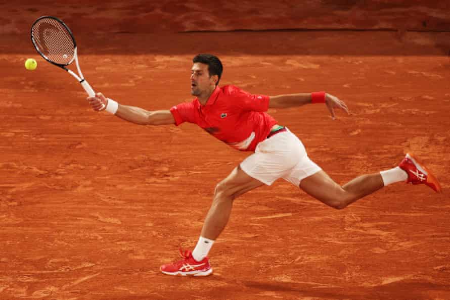Djokovic rozciąga się, aby zagrać w forhend podczas ćwierćfinału z Nadalem.