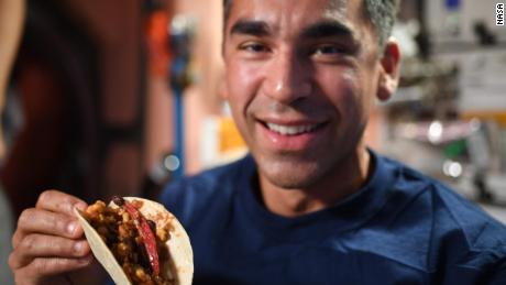 Astronauci świętują rekordowe chilijskie zbiory w kosmosie nocą taco