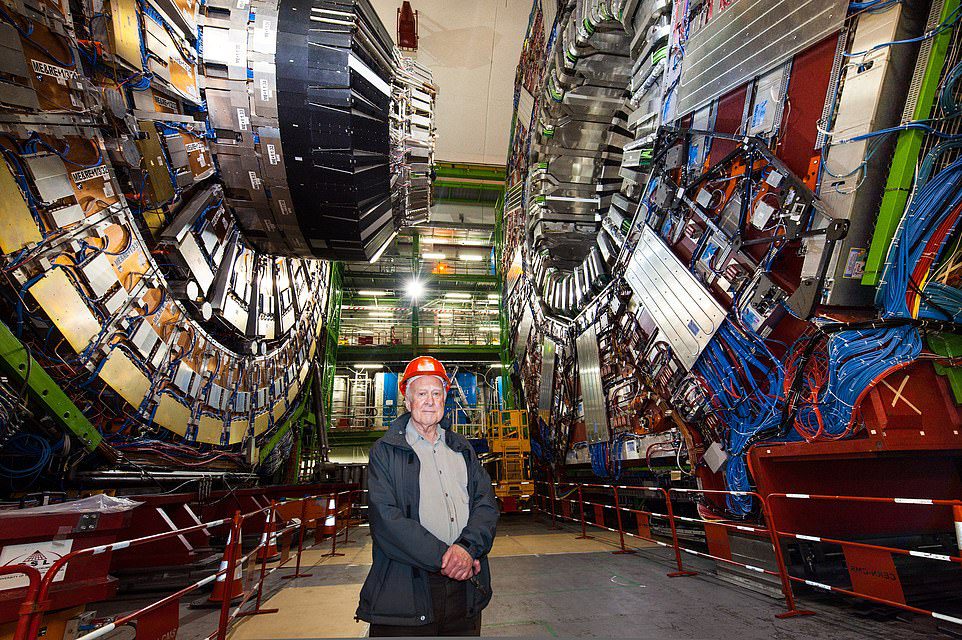 Istnienie bozonu Higgsa, cząstki subatomowej reprezentującej cząstkę nośną pola Higgsa, zostało po raz pierwszy zaproponowane przez brytyjskiego fizyka Petera Higgsa w 1964 roku. Na zdjęciu Higgs, który otrzymał Nagrodę Nobla w dziedzinie fizyki za zaproponowanie istnienia bozonu Higgsa , w CERN w lipcu 2012 r.