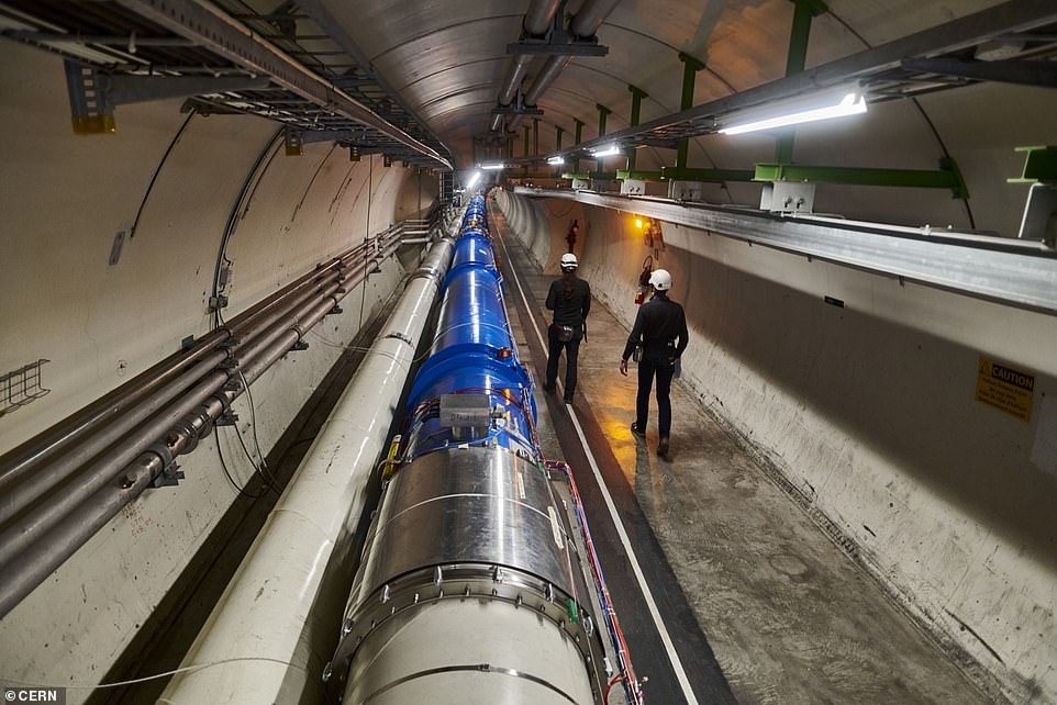Przyszłe eksperymenty w CERN będą próbować rozwikłać tajemnice, takie jak ciemna materia i ciemna energia.  Na powyższym zdjęciu seria magnesów dipolowych w tunelu w Wielkim Zderzaczu Hadronów w CERN