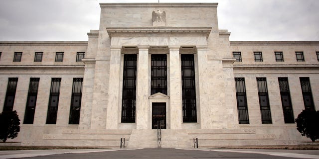 WASZYNGTON - 22 stycznia: Budynek Rezerwy Federalnej jest postrzegany 22 stycznia 2008 r. w Waszyngtonie.  (Zdjęcie: Chip Somophila/Getty Images)