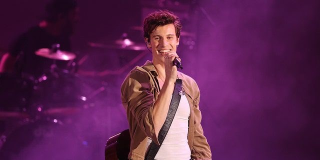 Shawn Mendes występuje na scenie podczas 8. Dorocznego Koncertu "Możemy przetrwać" Koncert zorganizowany przez Audacy w Hollywood Bowl 23 października 2021 r. w Los Angeles w Kalifornii.  (Zdjęcie wykonała Amy Sussman/Getty Images do nagrań audio)