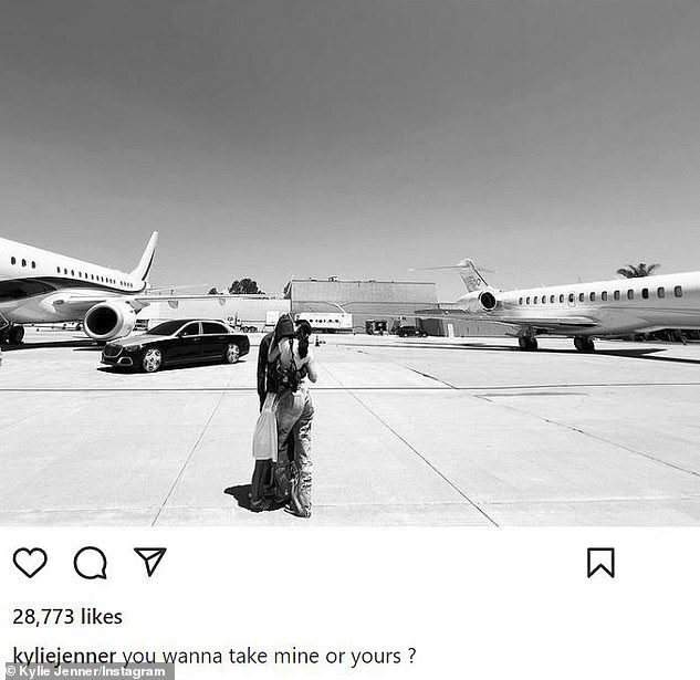 Błyskotliwe zdjęcie: pojawia się po tym, jak fani skrytykowali Kylie i Travisa Scotta za chwalenie się swoimi samolotami i prywatnymi odrzutowcami, gdy pytała obserwujących 
