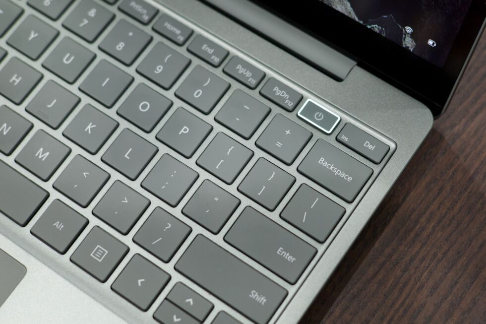 Surface Laptop Go 2 nie ma podświetlanej klawiatury, choć czytnik linii papilarnych zainstalowany na przycisku zasilania jest miłym akcentem.