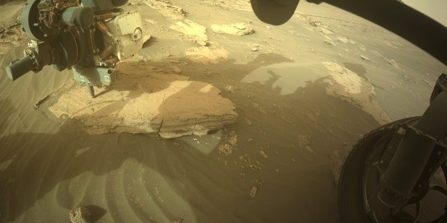 Sonda NASA Mars Perseverance uchwyciła to zdjęcie obszaru z przodu za pomocą przedniej kamery z tyłu, aby uniknąć zagrożeń z prawej strony A.  To zdjęcie zostało zrobione 12 lipca 2022 r. (dzień soboty 495) w lokalnym średnim czasie słonecznym 15:41:43.