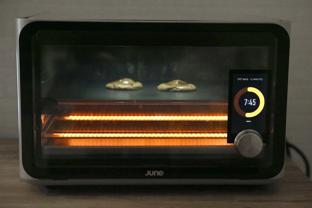 Czerwcowy Smart Oven, który kosztuje około 1000 USD, działa przez Wi-Fi i wykrywa gotowane potrawy.