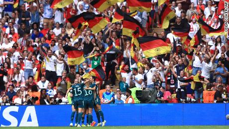 Niemieccy gracze świętują wyrównanie Magul.