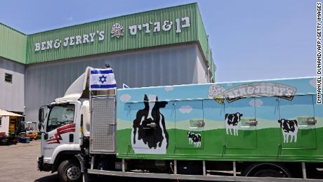 Ben & amp;  Jerry przestał robić lody w Izraelu.  Pozywa do sądu izraelska fabryka