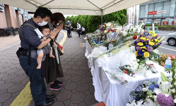 Ludzie składają kwiaty i modlą się w sobotę w miejscu, gdzie Shinzo Abe został zastrzelony w Nara w zachodniej Japonii.