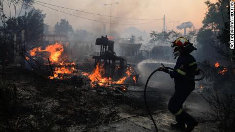 20 lipca strażak próbuje ugasić pożar w Palini niedaleko Aten w Grecji.