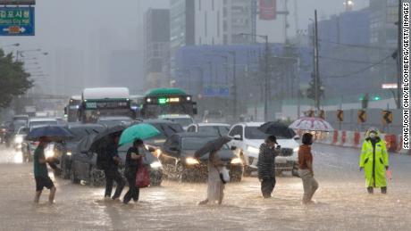 Rekordowy deszcz zabił co najmniej 9 osób w Seulu, zalane wodą budynki i zalane samochody