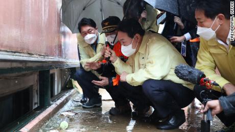 Prezydent Korei Południowej Yoon Seok-yeol odwiedza 10 sierpnia zalaną piwnicę Gwanak w Seulu, gdzie zginęła rodzina z powodu powodzi.