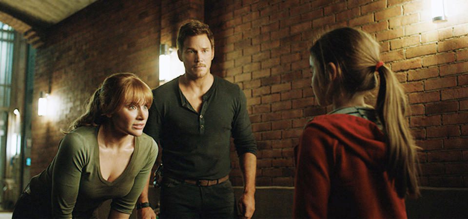 (od lewej do prawej) Claire (Bryce Dallas Howard) i Owen (Chris Pratt) próbują uspokoić Macy (Isabella Sermon) w 